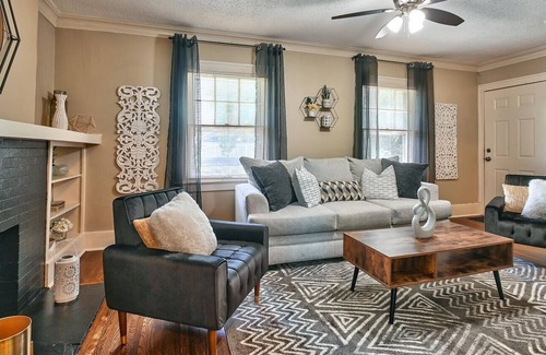 South Kansas City Apartment | 2 Bedroom Stunner near Country Club Plaza