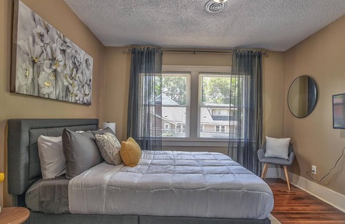 South Kansas City Apartment | 2 Bedroom Stunner near Country Club Plaza