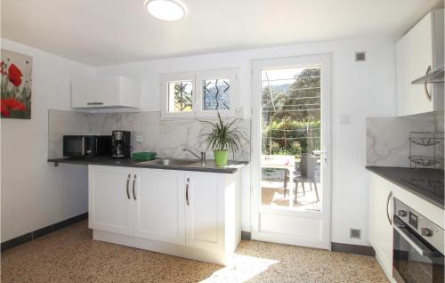 Gemenos Apartment | 2 Bedroom Stunning Apartment In Gemenos