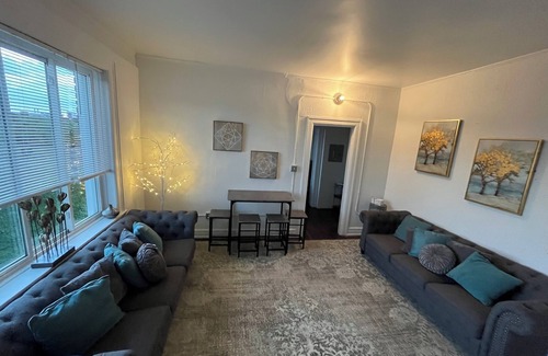 Midtown Apartment | 2 Bedroom Stylish Apartment