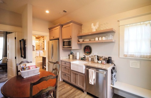 Siskiyou-Hargadine Historic District Apartment | 2 Bedroom Suite | Hot Tub | Downtown Ashland | For Fee Tesla Station