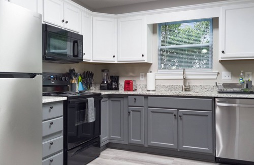 Kennesaw House | 2 Bedroom Townhome- Fire 🔥 Pit - New Renovation