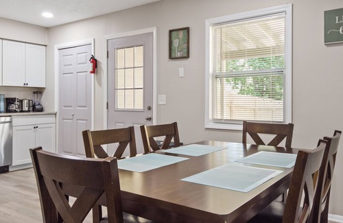 Mableton House | 2 Bedroom Townhouse Fire Pit - BBQ - Fun Relax