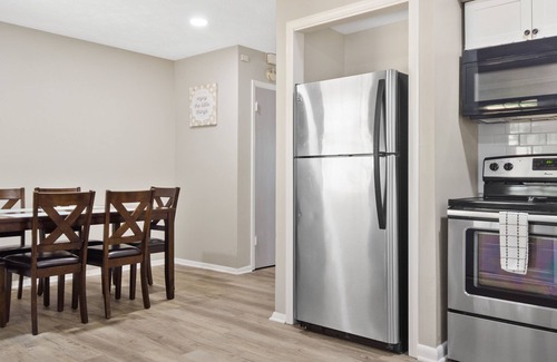 Mableton House | 2 Bedroom Townhouse Fire Pit - BBQ - Fun Relax