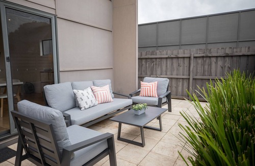 Torquay House | 2 Bedroom Townhouse With 2 Bathrooms - 10 min Walk to Beach & Golf