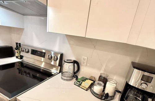 Little Italy House | 2 Bedroom Trinity Bellwoods Downtown
