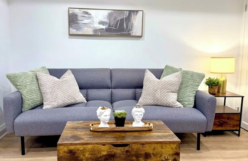 Little Italy House | 2 Bedroom Trinity Bellwoods Downtown
