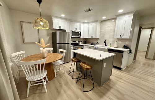 East Ocean View Apartment | 2 Bedroom w/King Beds walks to beach - top floor