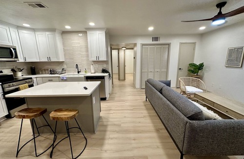 East Ocean View Apartment | 2 Bedroom w/King Beds walks to beach - top floor