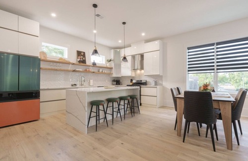 Berry Hill House | 2 Bedroom - Workspace - 2 Car Garage!