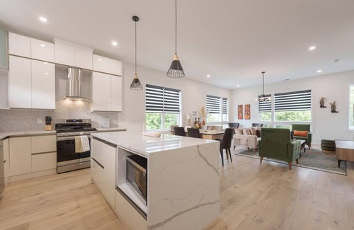 Berry Hill House | 2 Bedroom - Workspace - 2 Car Garage!