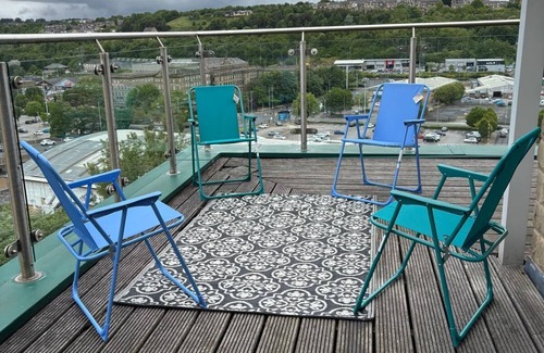 Bradford Apartment | 2 bedrooms, 2 bathrooms, 1 living room with a stunning Penthouse City View