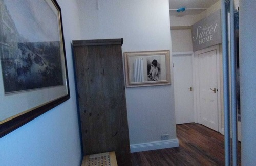 Gifford Apartment | 2 Bedrooms Flat Sleeps 6 Edinburgh flat , free side street parking, two rooms