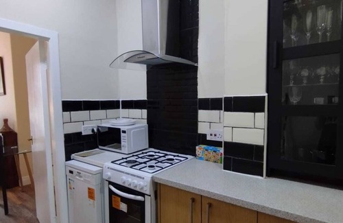 Gifford Apartment | 2 Bedrooms Flat Sleeps 6 Edinburgh flat , free side street parking, two rooms