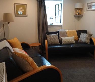 Lundin Links House | 2 bedrooms sleeps 4 free wifi parking outdoor area