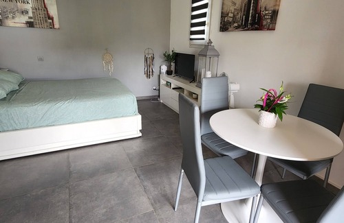 Boulouris-sur-Mer Bed & Breakfast | 2 bedrooms with private bathroom and kitchen in shared villa with swimming pool