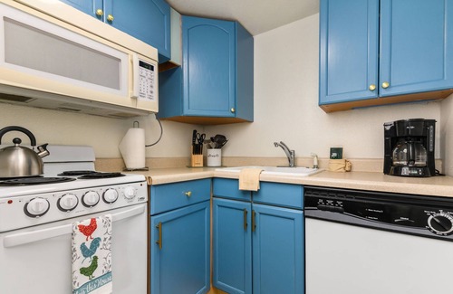 Rockaway Beach Condo | 2 Blocks From Beach, Unit #6, Pet Friendly, Great Location, WiFi, Kitchen