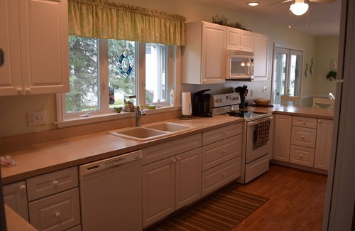 Elk Rapids House | 2 Blocks from Lake Michigan Beach with Kayaks & Bike Included