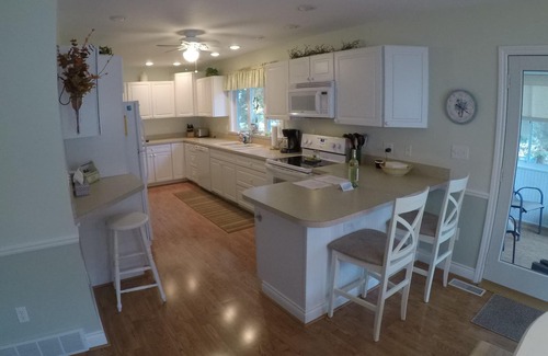 Elk Rapids House | 2 Blocks from Lake Michigan Beach with Kayaks & Bike Included