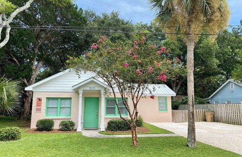 Savannah Beach House | ⚡2 Blocks from Tybee Pier & Pavilion ⚡