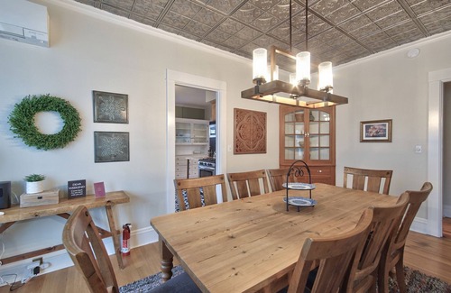 McMinnville House | 2 Blocks to Dining + Tasting Rooms
