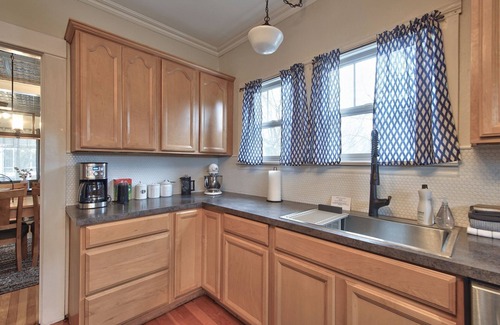 McMinnville House | 2 Blocks to Dining + Tasting Rooms