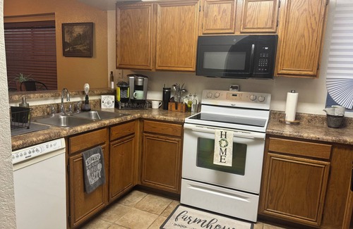 Country Meadows Condo | 2 Br 2 Ba. Sports, Golf & Shops ⚾🏈🏒 Snowbirds welcome! Mo. to Mo. lease ok.