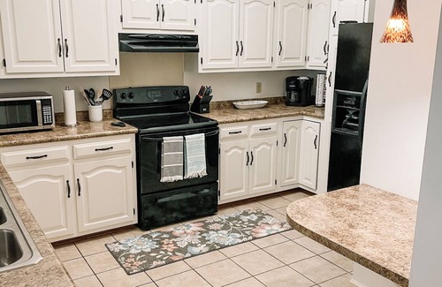 Oxford Apartment | 2 BR/2 BA UNIT! WALKING DISTANCE FROM SQUARE AND CAMPUS!