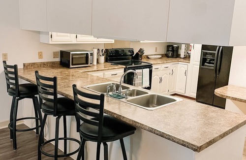 Oxford Apartment | 2 BR/2 BA UNIT! WALKING DISTANCE FROM SQUARE AND CAMPUS!