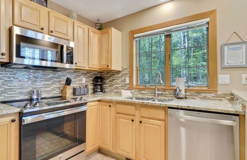 Boyne Falls Condo | 2 BR Loft | Ski in/Ski out | Sleeps 8 Guests | Gas Fireplace | Outdoor Patio
