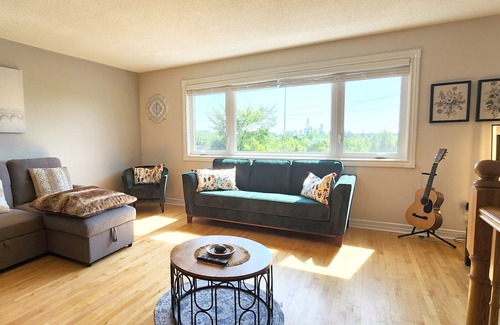 Six Points Apartment | 2 BR near Downtown Toronto|Sleeps 5|2 parking spots