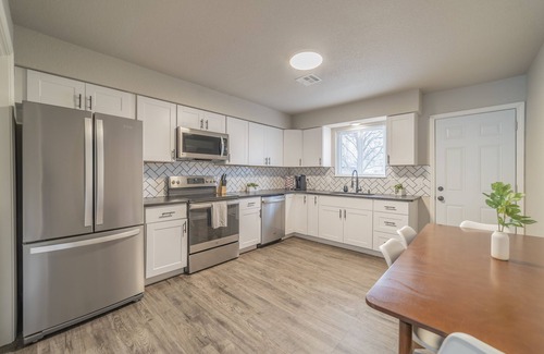 Downtown Apartment | 2-BR Relaxing Suite w/Full Kitchen Near The Momentary & 8th Street Market