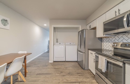 Downtown Apartment | 2-BR Relaxing Suite w/Full Kitchen Near The Momentary & 8th Street Market
