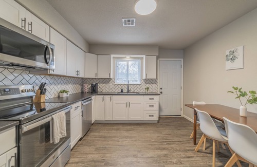 Downtown Apartment | 2-BR Relaxing Suite w/Full Kitchen Near The Momentary & 8th Street Market