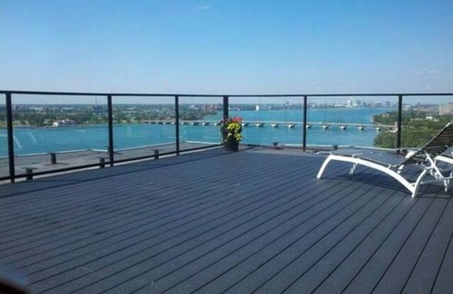 Detroit Condo | 2 BR Riverview Comfy Condo: Walk to Belle Isle. 10mins to Downtown. 6mth min.