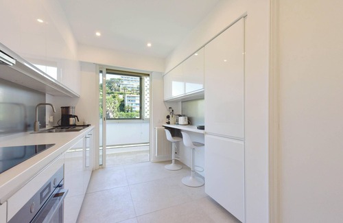 La Croix des Gardes Apartment | 2-Br. sea view, private parking, walk to beaches