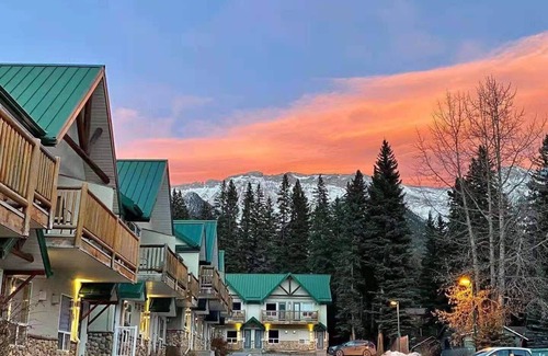 Harvie Heights House | 2 BR townhouse | Close to Banff | Private entrance