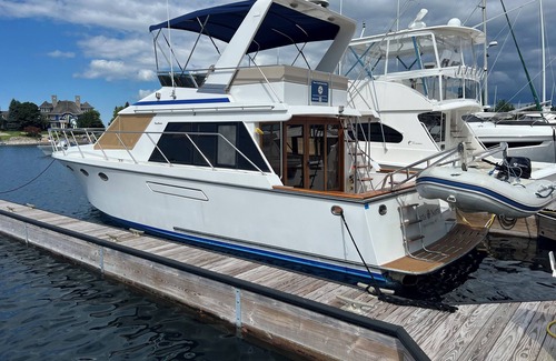 Bay Harbor Boat Rental | 2 Cabin Classic Yacht in Petoskey's Bay Harbor