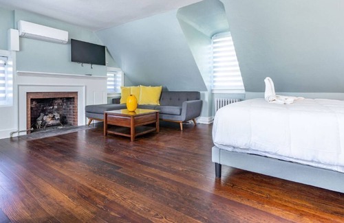 Lambertville House | 2 Colonial Rooms in Lambertville Estate