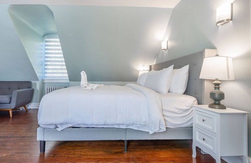 Lambertville House | 2 Colonial Rooms in Lambertville Estate