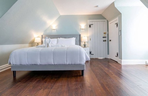 Lambertville House | 2 Colonial Rooms in Lambertville Estate