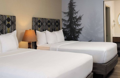 Port Angeles Hotel | 2 Comfortable Units! Pool, Parking, Pets Allowed, Close to Hollywood Beach!