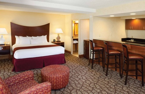 Jackson House | 2 Connecting Suites at a 4⭐️ Hotel