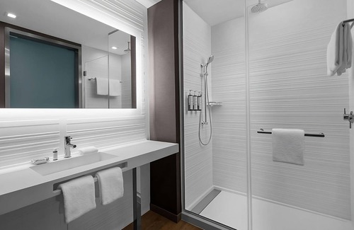 Clearwater Beach Hotel | 2 Cozy Rooms Near Beach with Rooftop Pool, On-Site Restaurant and Bar