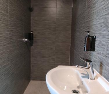 Epsom House | 2 Double Bed including 1 double sofa bed Studio at Epsom