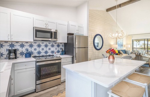 Captiva Apartment | 2 Elegant 2BR Villas by the Marina w/Direct Access to Boating Adventures