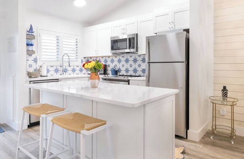 Captiva Apartment | 2 Elegant 2BR Villas by the Marina w/Direct Access to Boating Adventures