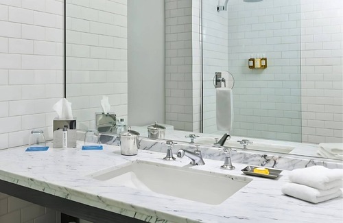 Downtown San Diego Hotel | 2 Elegant Rooms w/Oversize Desk & Coffee Maker – 1 Mile to Convention Center