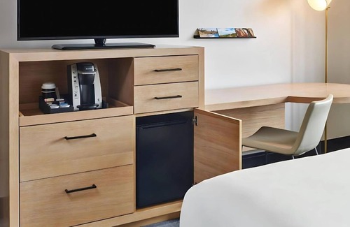 Downtown San Diego Hotel | 2 Elegant Rooms w/Oversize Desk & Coffee Maker – 1 Mile to Convention Center