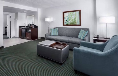 Florida Central Atlantic Coast Hotel | 2 Elegant Suites Perfect for Theme Park Escapes + Free Breakfast and Shuttle